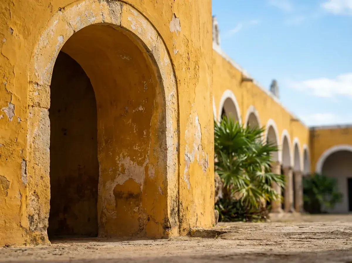 Arco del Convento de Izamal Uno de los arcos del atrio del Convento de San Antonio de Padua en Izamal, pintado de amarillo ocre.