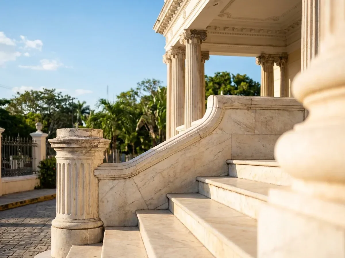 Detalle de las columnas y la escalinata de mármol del Palacio Cantón sobre el Paseo de Montejo.
